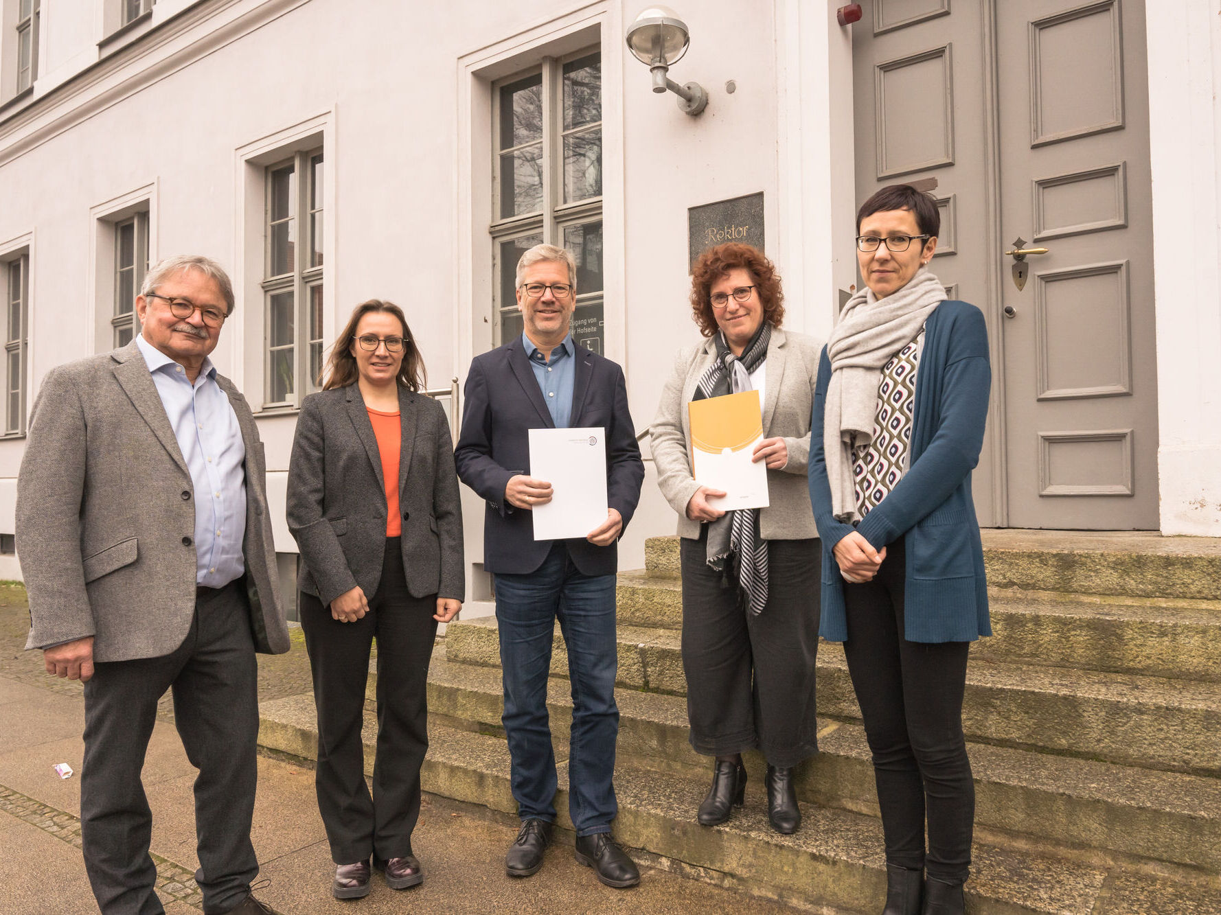 Prof. em. Dr. Thomas Stamm-Kuhlmann (Mitglied der Bürgerschaft), Jeannette von Busse (Vize-Oberbürgermeisterin), Oberbürgermeister Dr. Stefan Fassbinder, Rektorin Prof. Dr. Katharina Riedel, Juliane Huwe (Kommissarische Kanzlerin der Universität), © Laura Schirrmeister, 2022