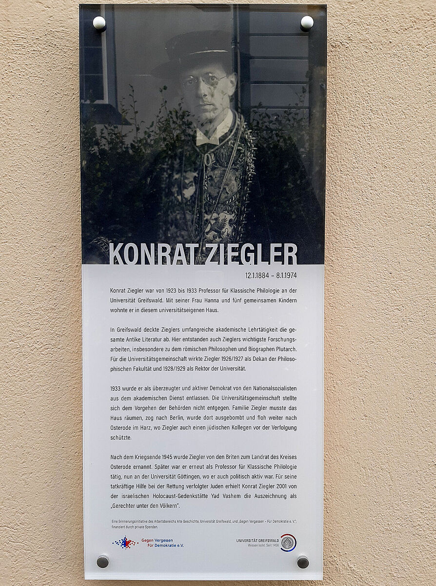Gedenktafel für Prof. Dr. Konrat Ziegler am Haus Robert-Blum-Straße 13 in Greifswald.