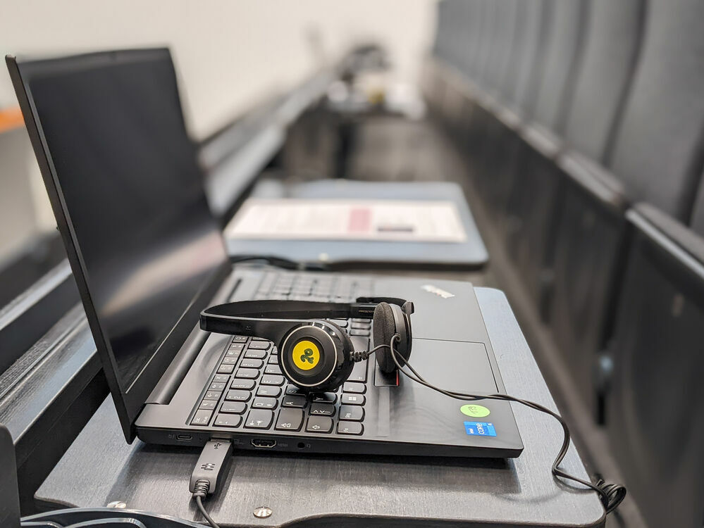 Prüfungslaptop inkl. Headset und Prüfungsinformationen für Studierende, © Lukas Haselhorst, 2022