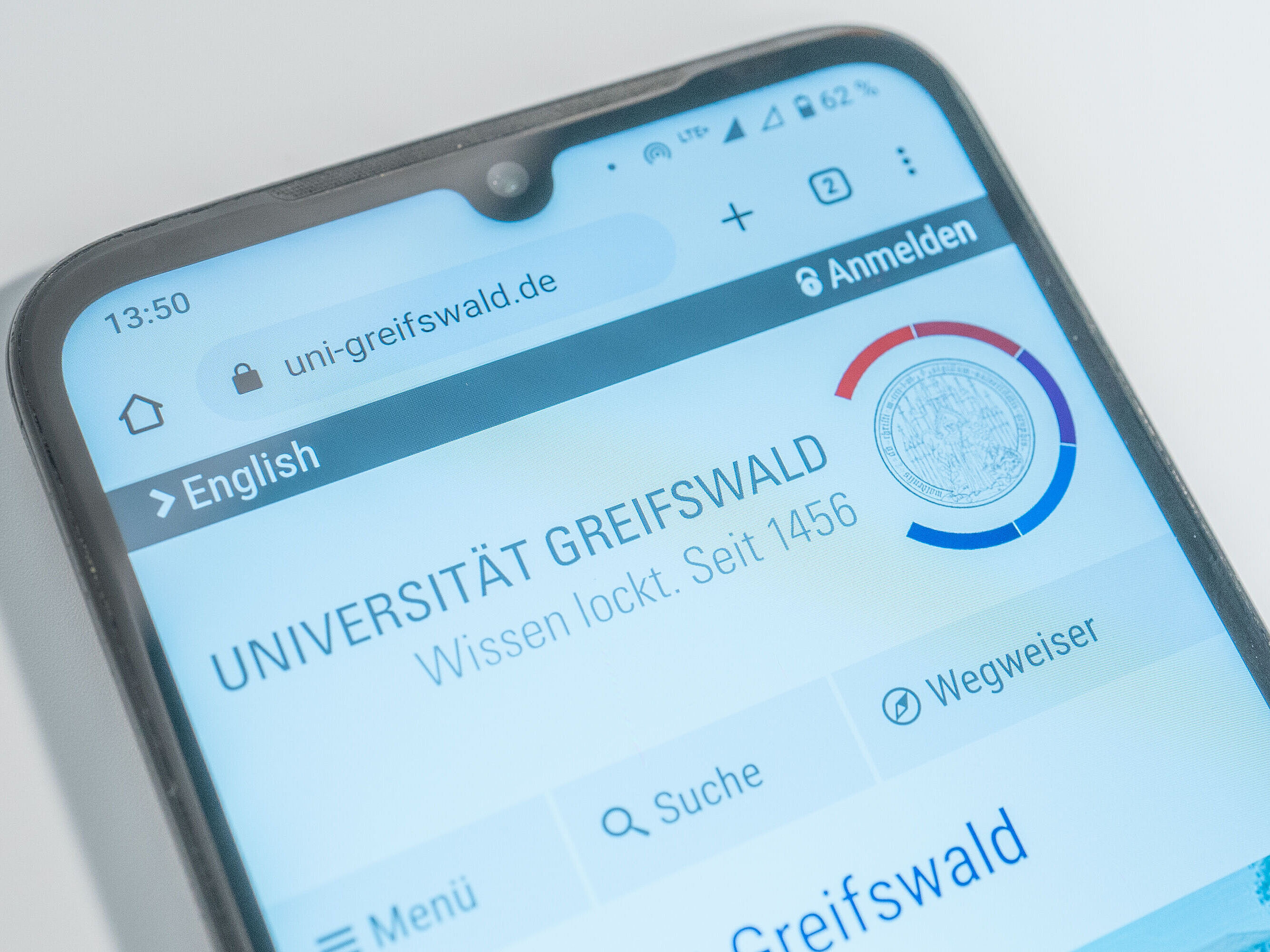 Symbolbild Internetseite Mobil Auf einem Smartphone ist die Internetseite der Uni Greifswald aufgerufen worden.