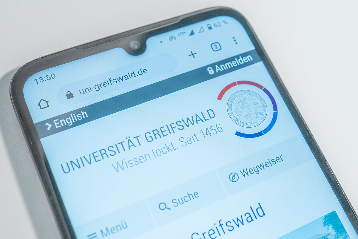 Auf einem Smartphone ist die Internetseite der Uni Greifswald aufgerufen worden.