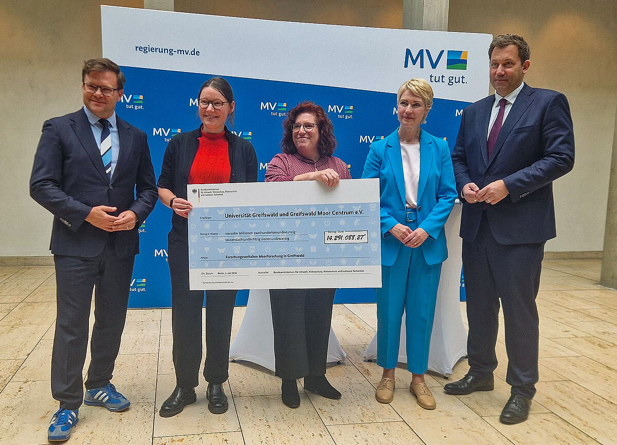 Übergabe der Fördermittel für das Moorzentrum in Greifswald Übergabe der Fördermittel für das Moorzentrum in Greifswald (Gruppenbild)