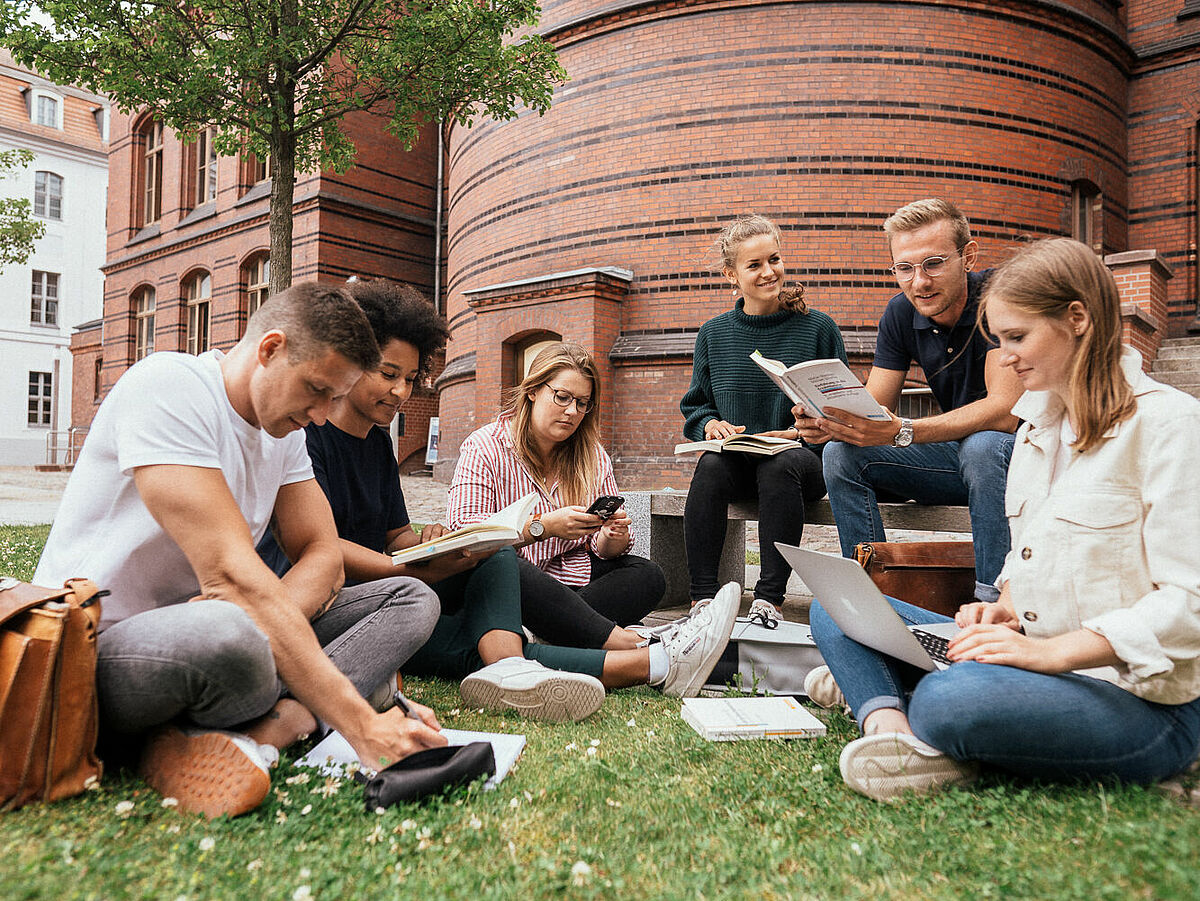Studierende bei der Prüfungsvorbereitung – Foto: Magnus Schult