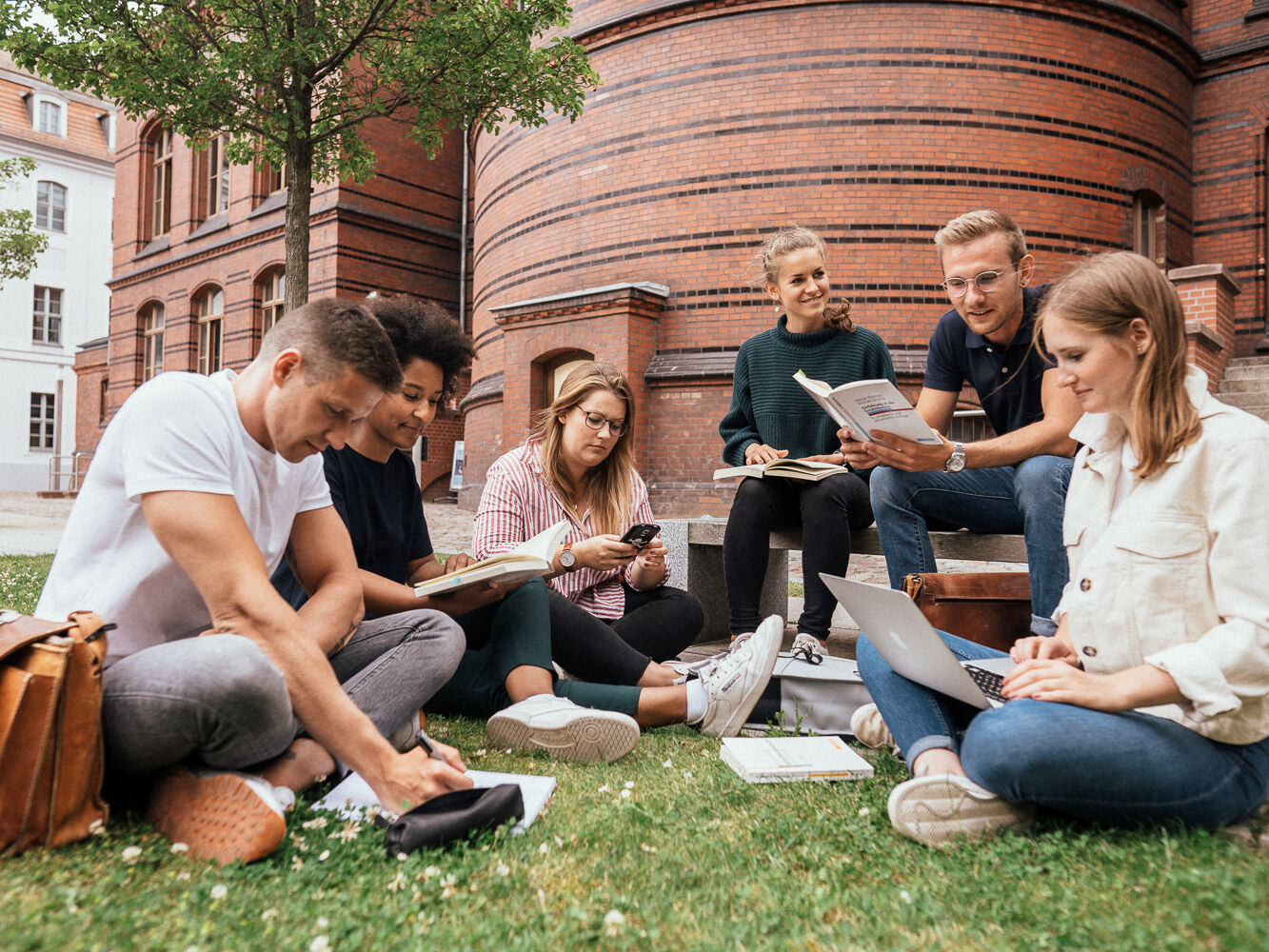 Studierende bei der Prüfungsvorbereitung – Foto: Magnus Schult