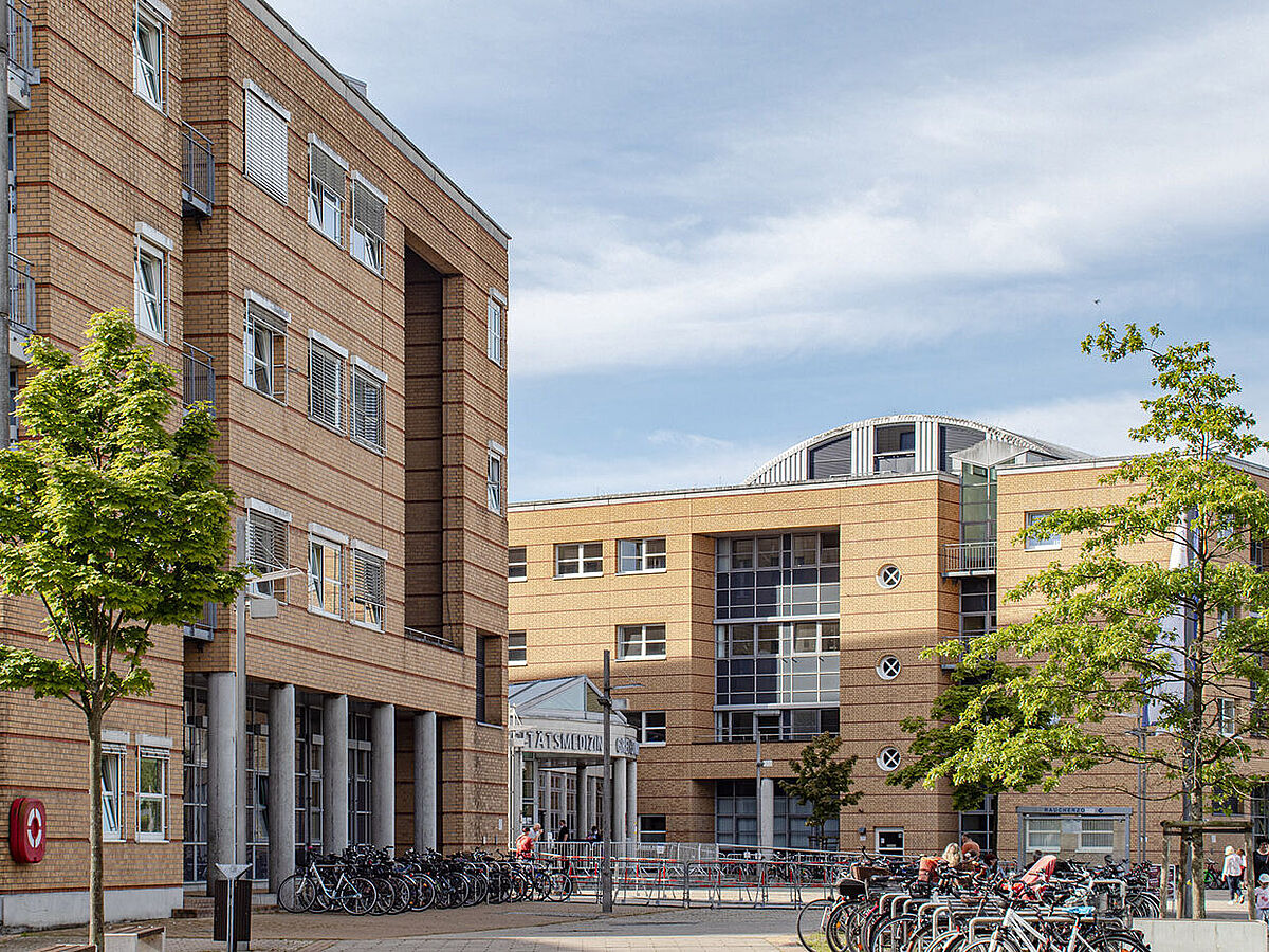 Seitenblick auf Gebäude der Universitätsmedizin Greifswald.