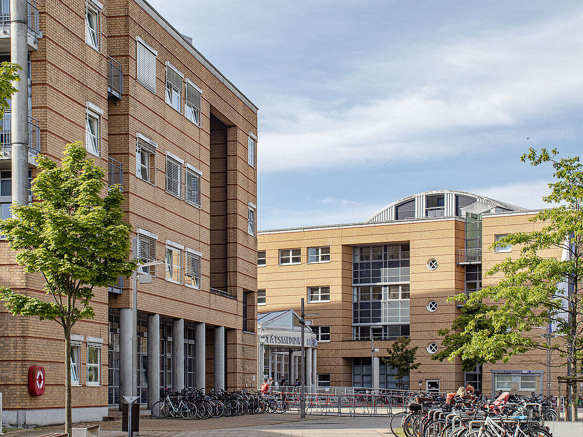 Seitenblick auf Gebäude der Universitätsmedizin Greifswald.