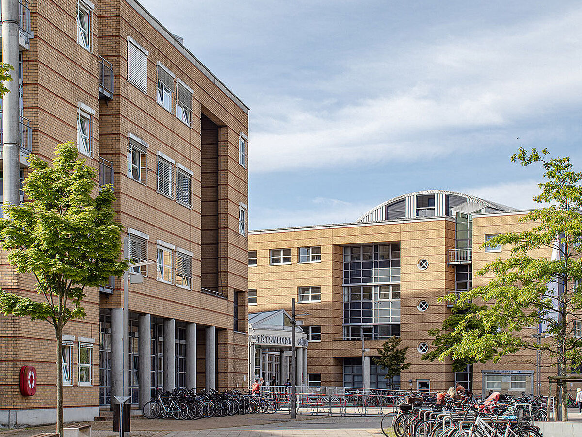 Seitenblick auf Gebäude der Universitätsmedizin Greifswald.