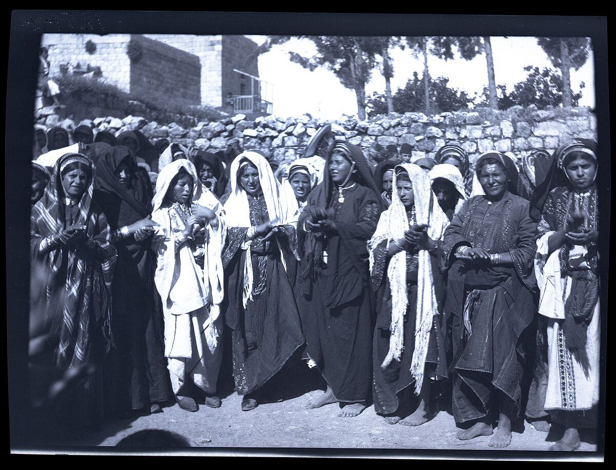 Gustaf Dalman: Klatschreigen der Frauen bei einer Hochzeit in Ramallah, vor 1914 – als Original-Schwarz-Weiß-Fotografie aus der Zeit vor dem Ersten Weltkrieg (Foto: Gustaf Dalman, koloriertes Dia: Hentschel-Kunstverlag, Bild: Dalman-Institut als Scan vom Original-Negativ)