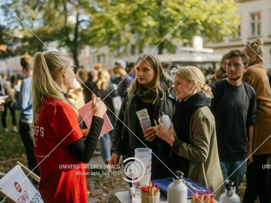 Studierende beim Dommarkt 2019 informieren sich am Heimathafen-Stand über den Hauptwohnsitz @Till_Junker