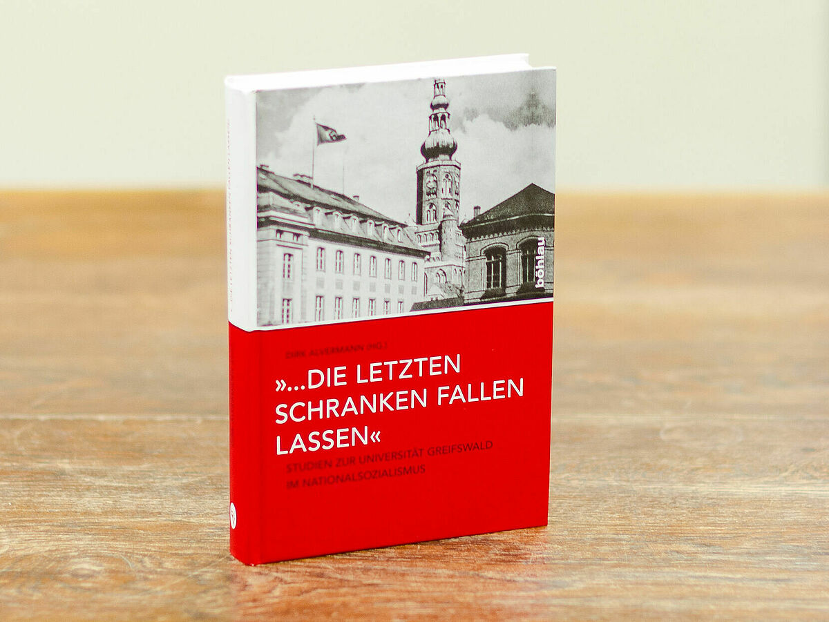 Sammelband von Alvermann, Dirk (Hg., 2015): „… die letzten Schranken fallen lassen“ – Studien zur Universität Greifswald im Nationalsozialismus. Böhlau Verlag. - Foto: Laura Schirrmeister