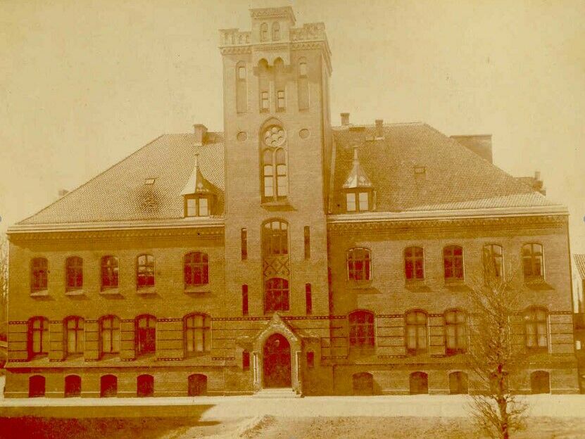 Fotografie des fertigen Physikalischen Instituts deutlich zu sehen die Beobachtungplattform, vor 1924. ©unbekannt