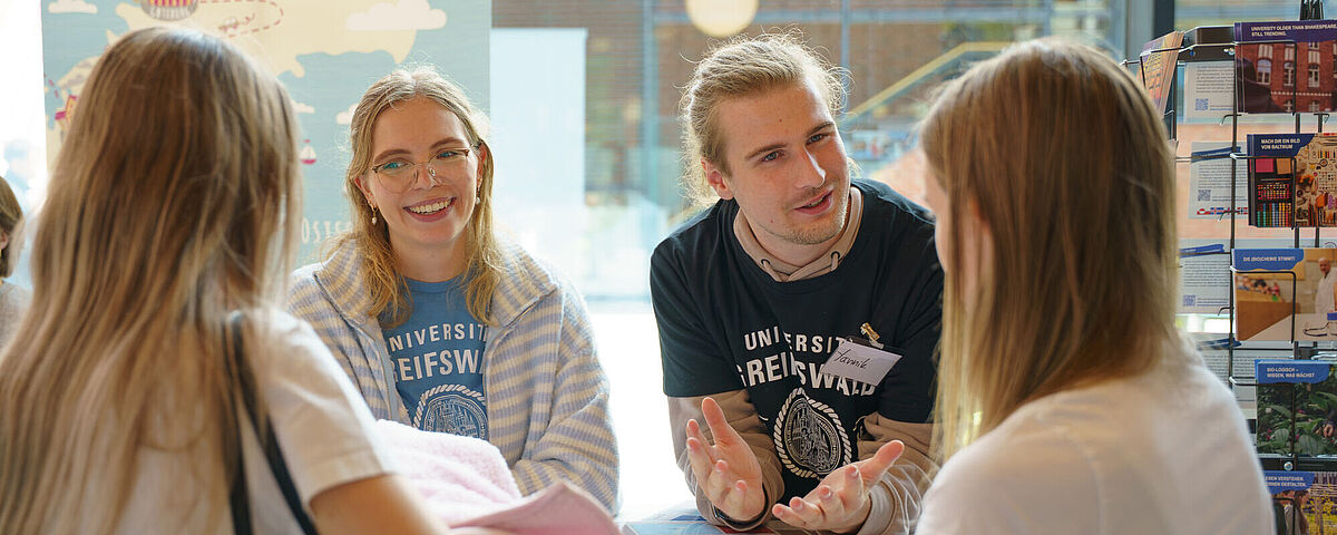 Zwei Studierende beraten zum Studienangebot an der Uni Greifswald.