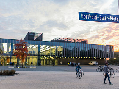 Abendlicher Blick auf die hell beleuchtete Neue Mensa am Beitzplatz