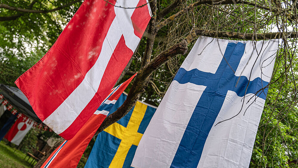 Skandinavische Fahnen vor dem Universitätshauptgebäude