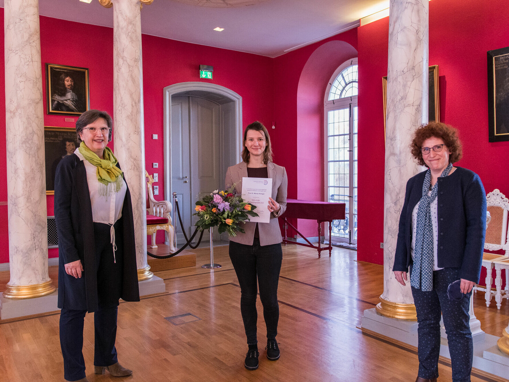 Verleihung „Käthe-Kluth-Nachwuchsgruppe 2022“ an Dr. Mandy Roheger – v.l.n.r. Ruth Terodde (Zentrale Gleichstellungsbeauftragte), Dr. Mandy Roheger (Preisträgerin), Prof. Dr. Katharina Riedel (Rektorin) – © Patrick Geßner, 2022