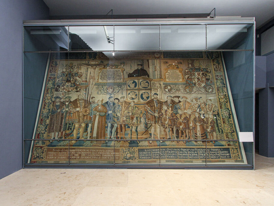 Zu sehen ist der Croy-Teppich der Universität Greifswald im Pommerschen Landesmuseum.