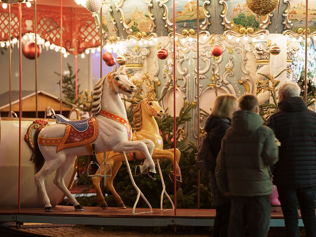 Karussells auf Weihnachtsmärkten mit sich drehenden Pferdchen 