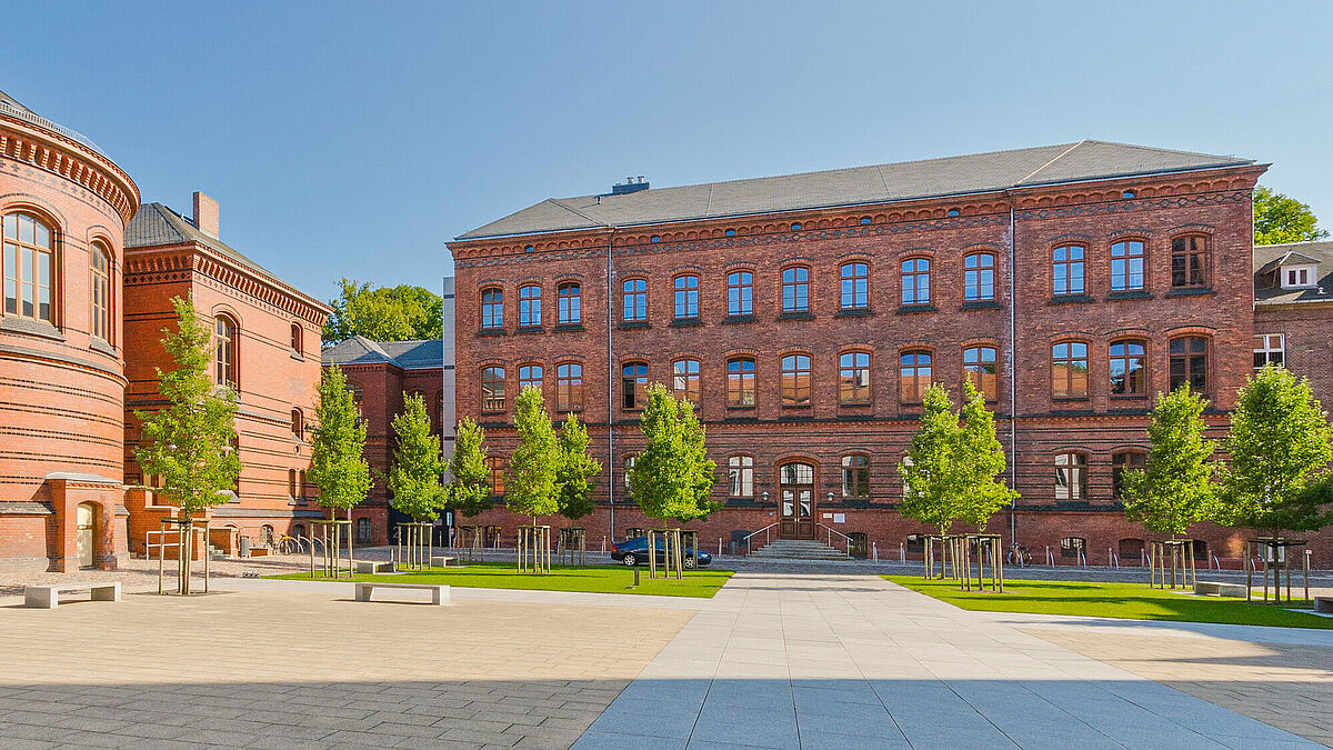 Blick vom Unihauptgebäude auf das Alte Audimax und die ehemalige Augenklinik