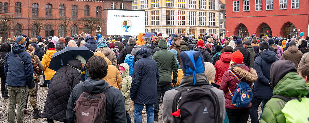 Demonstrierende auf dem Marktplatz Greifswald bei der Auftaktveranstaltung der Kampagne "Gesicht zeigen gegen Rassismus", Januar 2024