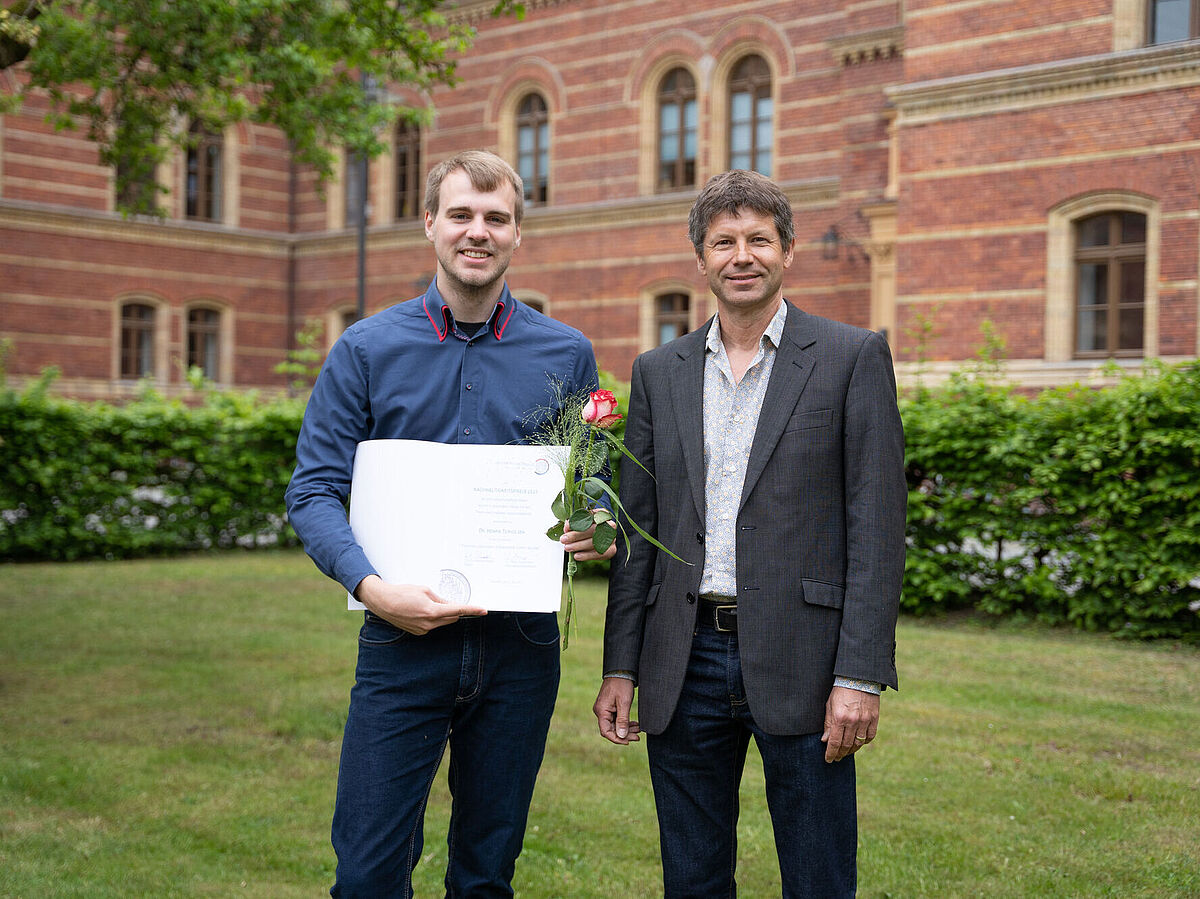 Dr. Henrik Terholsen (links) und Dr. Tiemo Timmermann (rechts) nach der Verleihung des Nachhaltigkeitspreises 2023