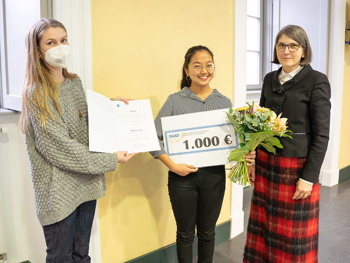 DAAD Prize 2022 being awarded to Adventina Padmyastuti by Britt Schumacher and Dorthe G.A. Hartmann