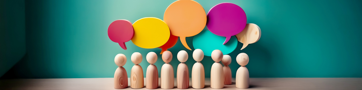 Logo der Personalvertretungen: zu sehen sind neun holzfarbende Spielfiguren nebeneinander mit verschieden farbigen Sprechblasen darüber.