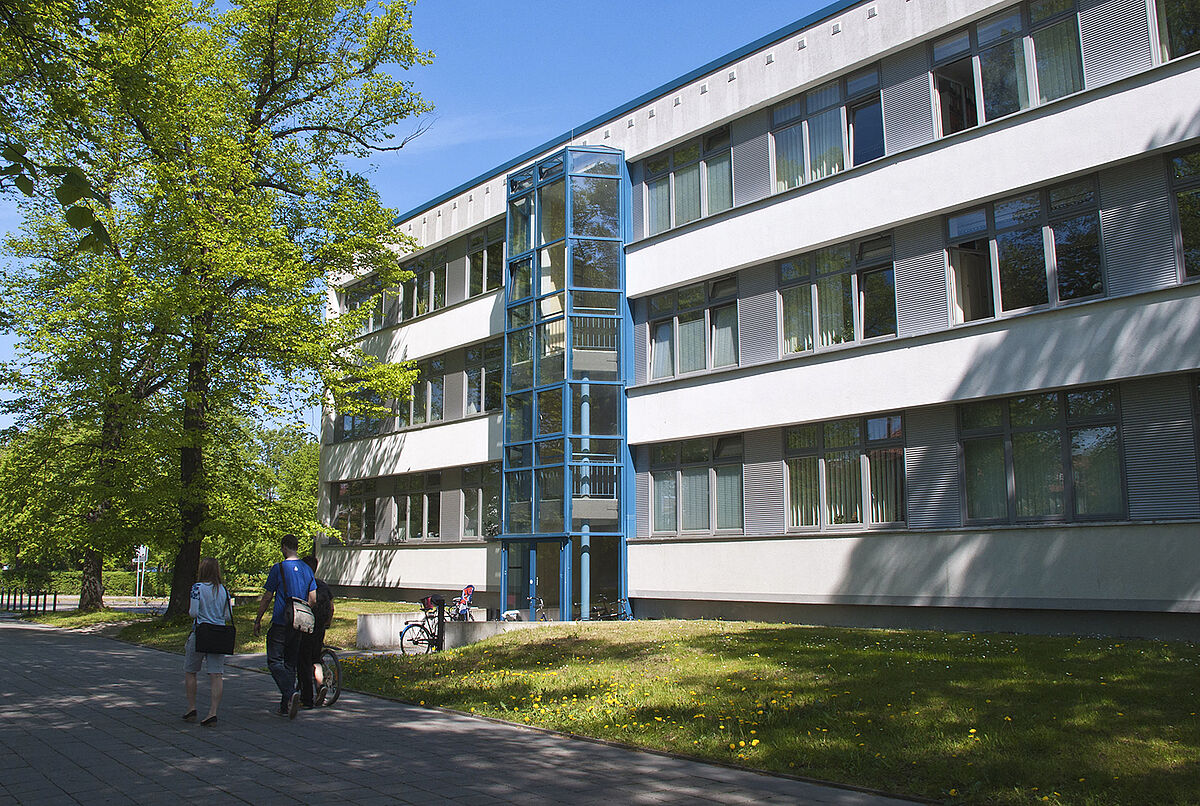 Eine Außenansicht vom Gebäude der Wirtschaftswissenschaften in Greifswald