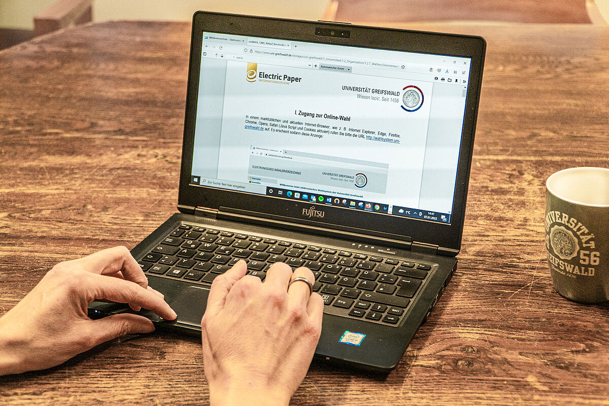 Ein Laptop-Monitor zeigt eine Online-Wahlregistrierung der Universität Greifswald.