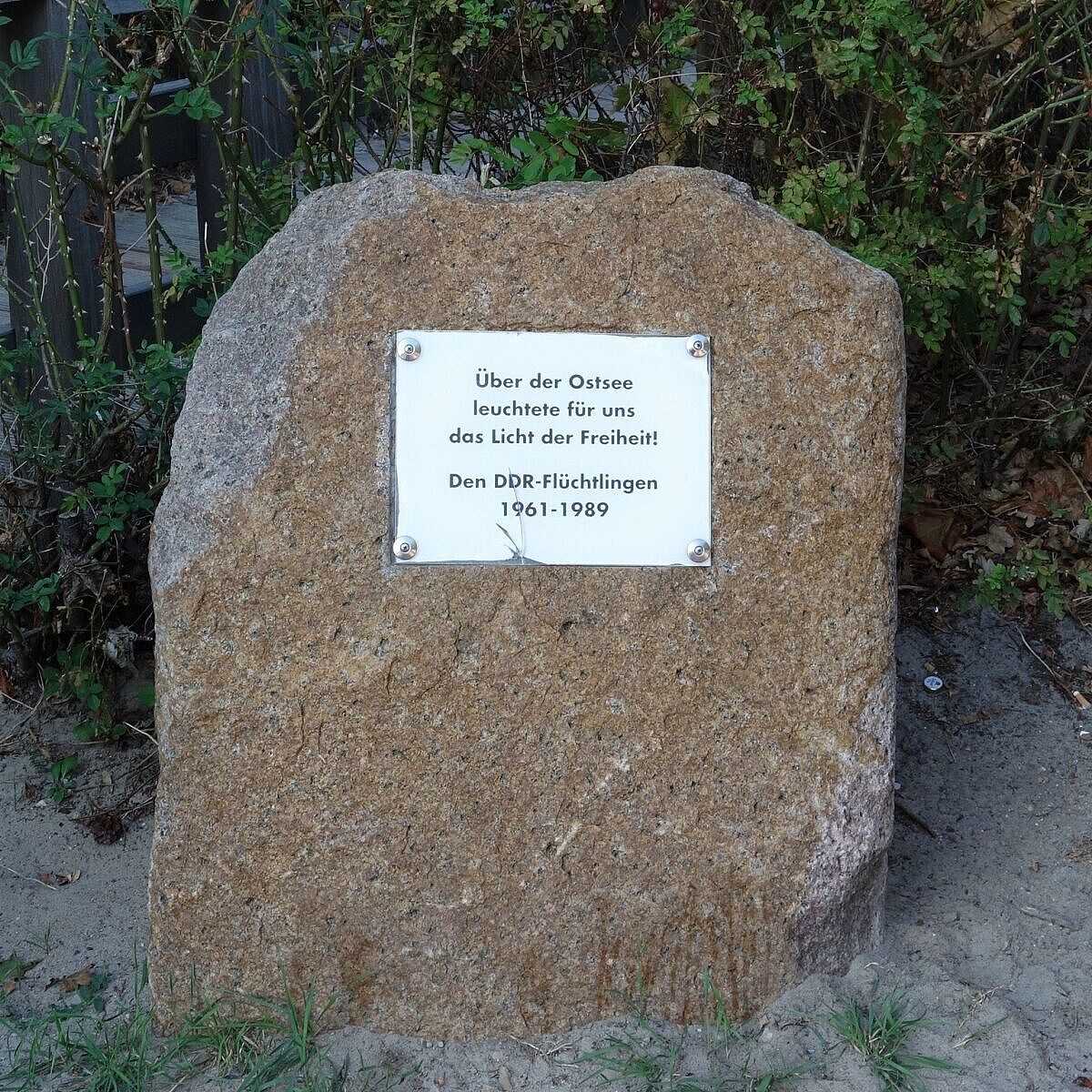 Fleeing across the Baltic Sea / Boltenhagen remembrance stone, © Wikimedia, CCBY-SA40DEED