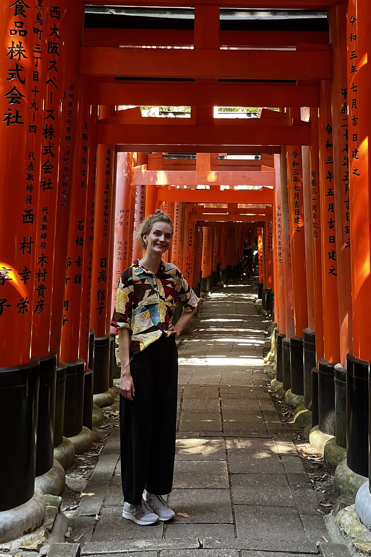 Stundetin Lisa Bähr in Japan vor Torii Bögen in Kyoto