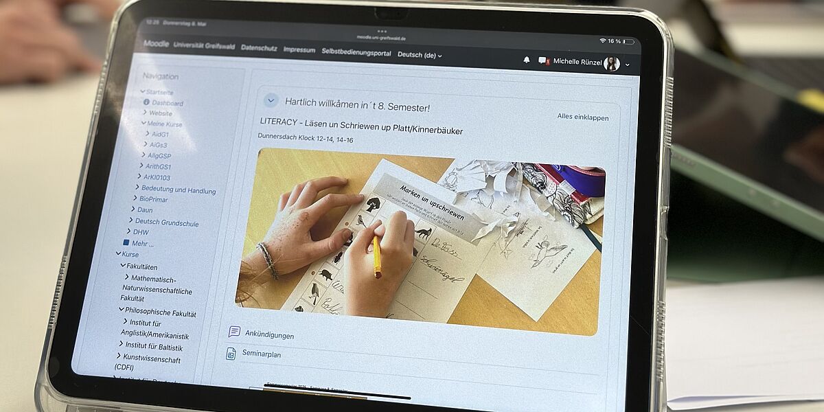 Unterricht im Grundschullehramt Niederdeutsch 2026 Wir sehen einen Unterrichtraum und der Fokus liegt auf einem Tablet.