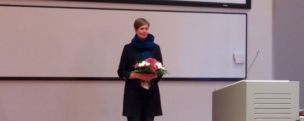Dr. Klara Greffin mit einem Blumenstrauß