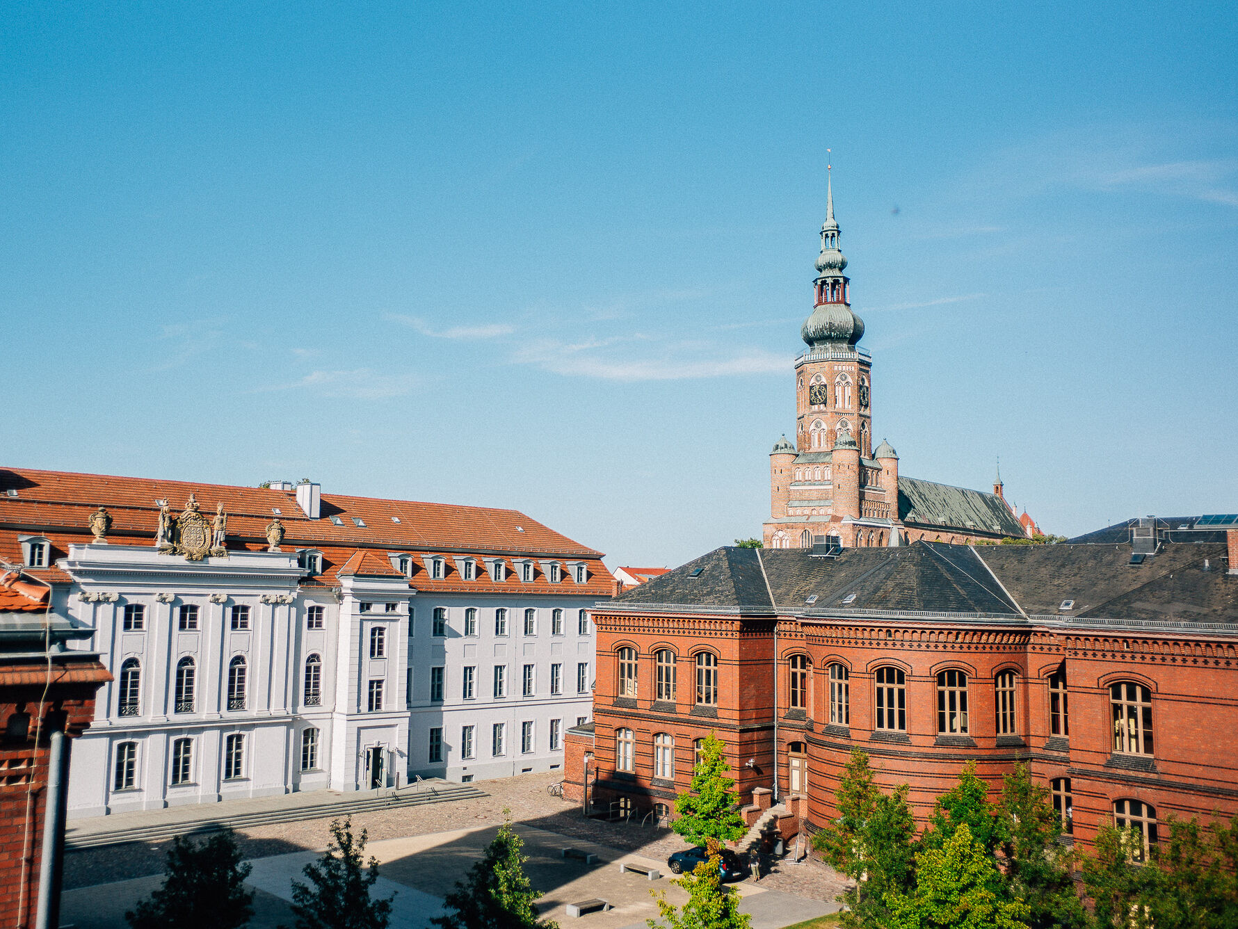 Symbolbild: Blick auf das Universitätshauptgebäude, das Alte Audimax und den Dom St. Nikolai, © Till Junker, 2018