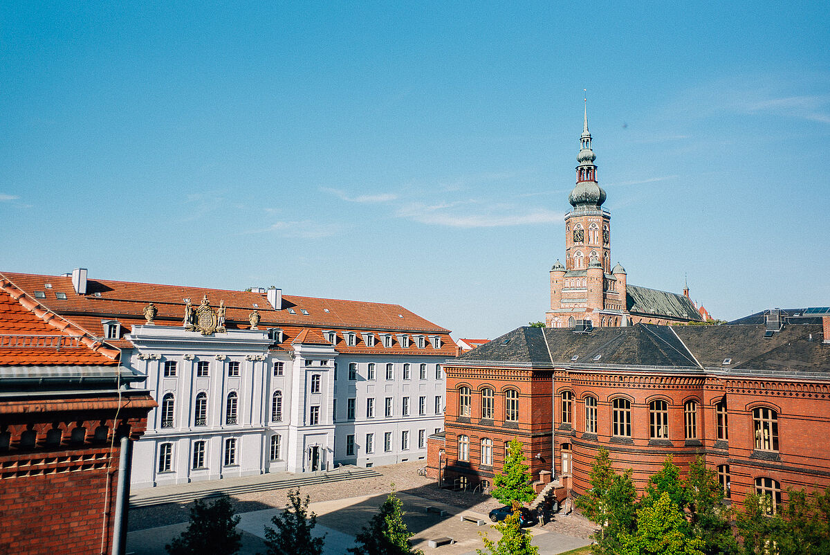 Blick auf das Unihauptgebäude, das Audimax und im Hintergrund der Dom St. Nikolai