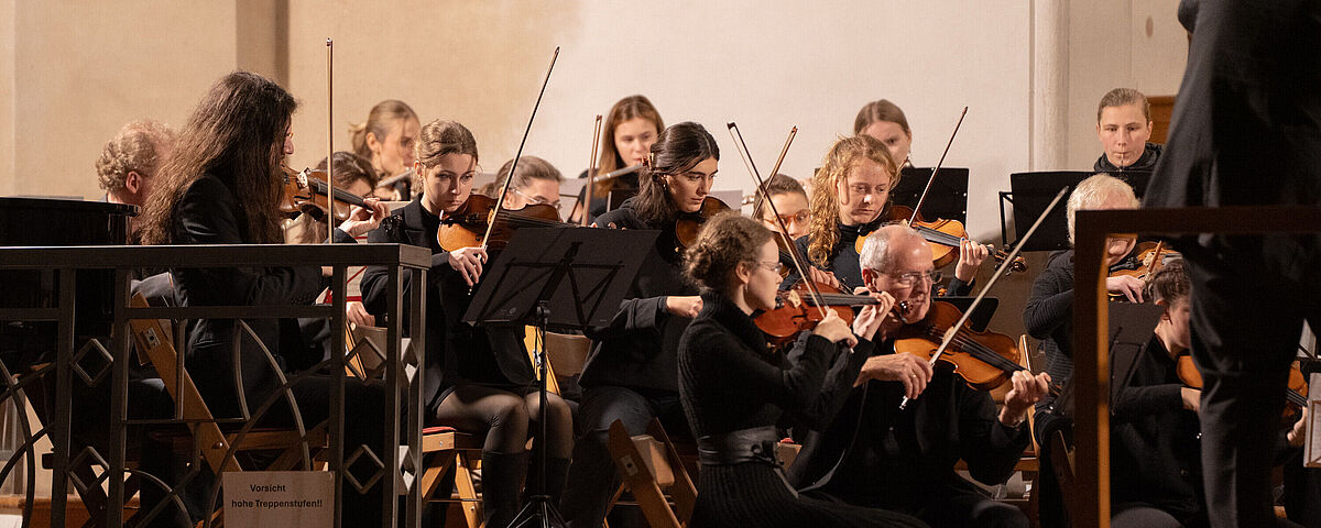 Das Universitätssinfonieorchester musiziert auf der Bühne im Greifswalder Dom.