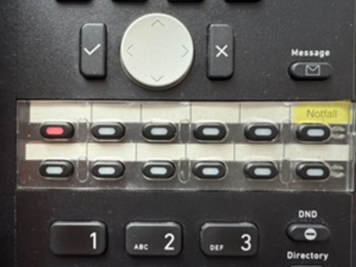 Die Telefonanlage der Universität verfügt über eine Alarmierungsfunktion, mit der in Notsituationen im Gebäude anwesende Beschäftigte schnell zur Hilfe gerufen werden können.