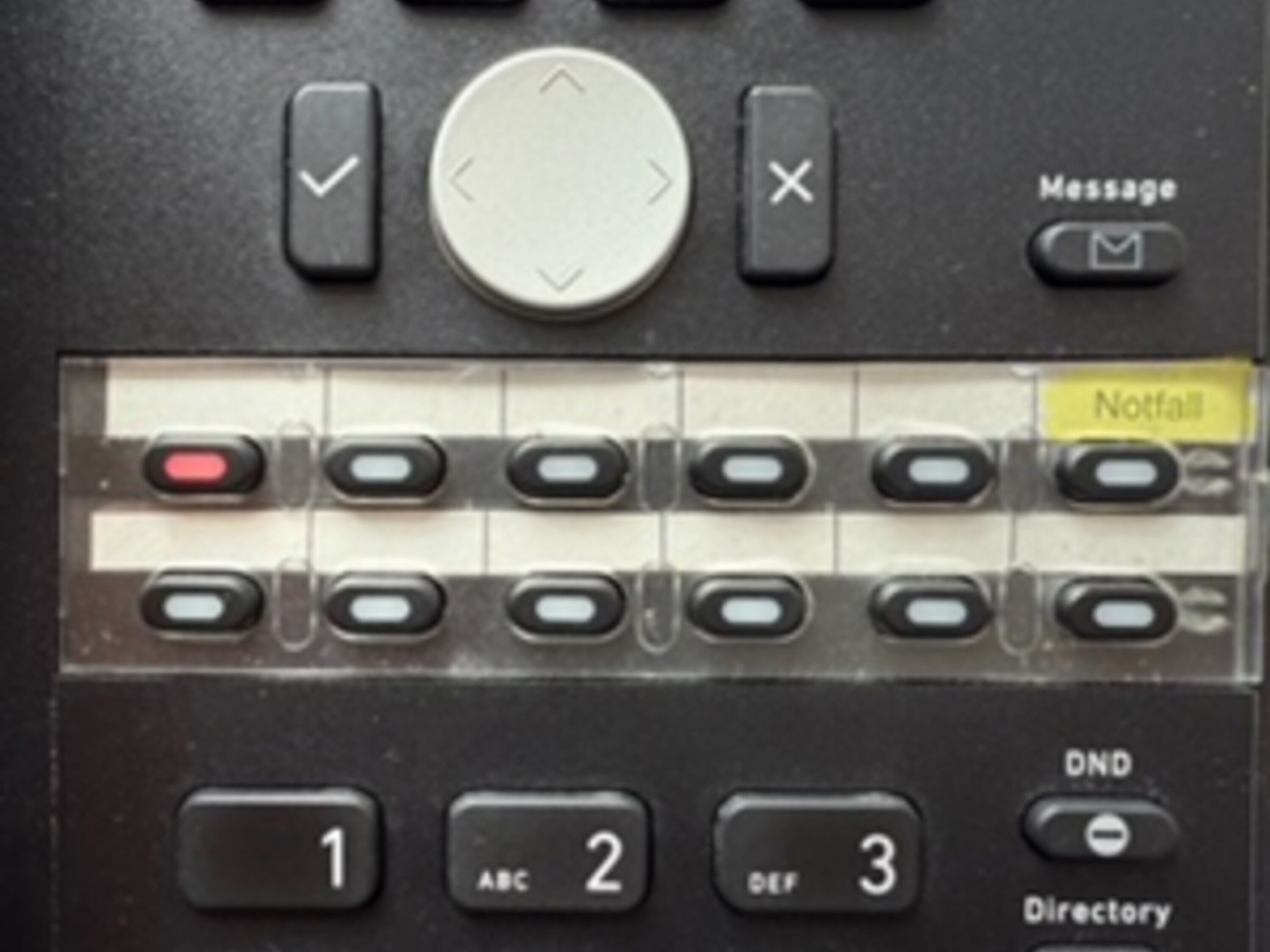 Die Telefonanlage der Universität verfügt über eine Alarmierungsfunktion, mit der in Notsituationen im Gebäude anwesende Beschäftigte schnell zur Hilfe gerufen werden können.