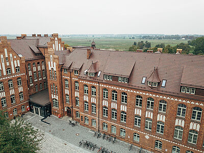 Drohnen-Blick auf das Gebäude Ernst-Lohmeyer-Platz 3