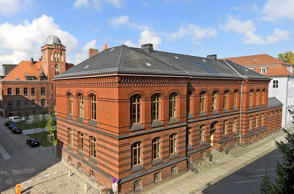 Blick auf das Alte Hörsaalgebäude in der Rubenowstraße.