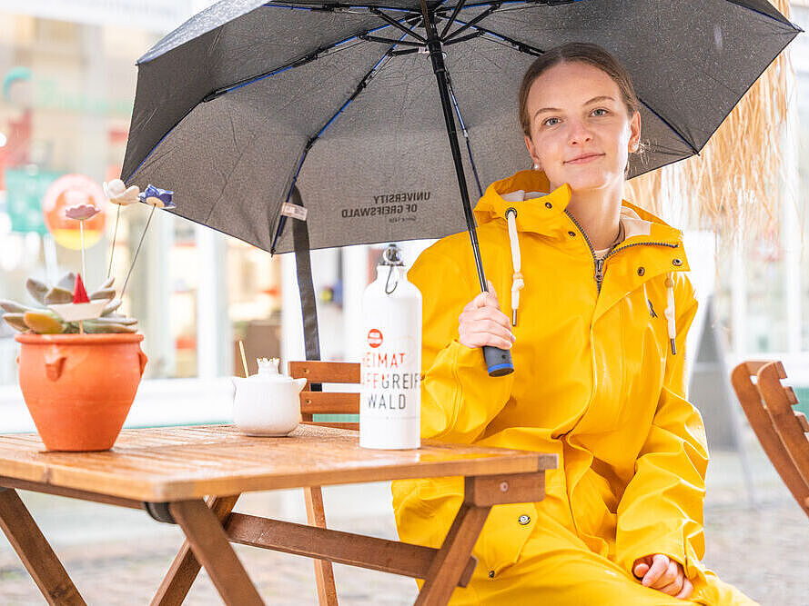 Studierende bei Regen / Heimathafen