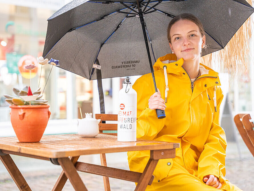 Studierende bei Regen / Heimathafen