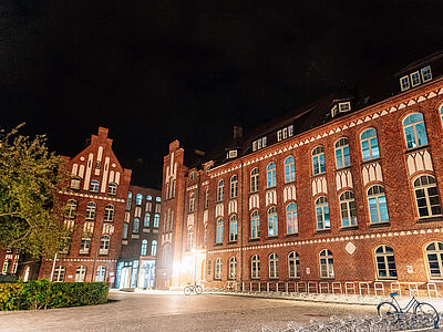 Nächtlicher Blick auf das Gebäude Ernst-Lohmeyer-Platz 3