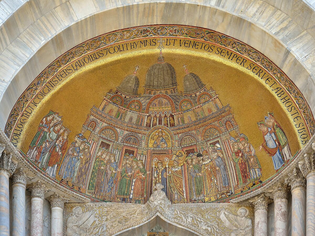 Zu sehen ist ein Mosaik mit Darstellung der Ankunft des Hl. Markus in Venedig, Fassade des Markusdoms, 13. Jahrhundert.