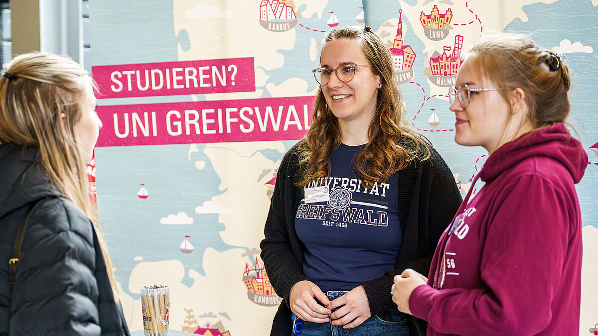 Zwei Studienberaterinnen beraten eine andere Person.