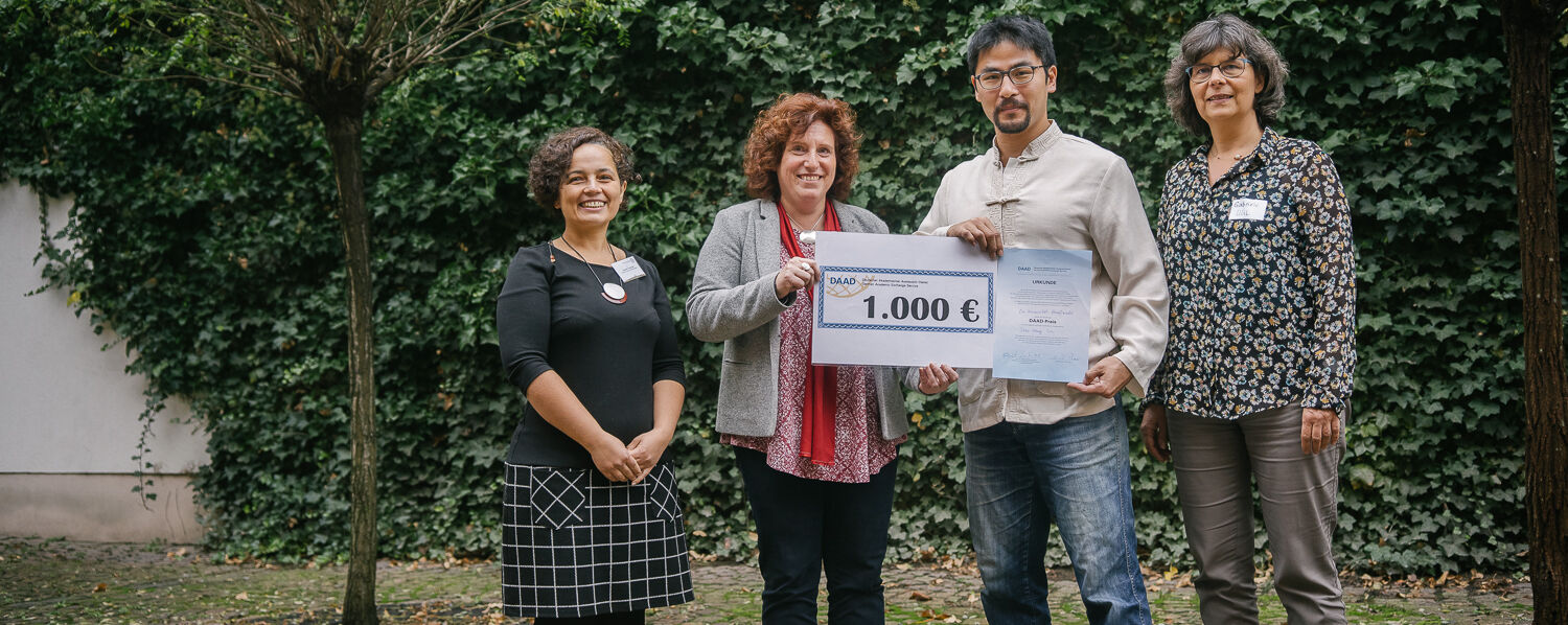 Shou-Wang Lin Receives the DAAD Prize from Pro-Rector Prof. Dr. Katharina Riedel - photo: Magnus Schult