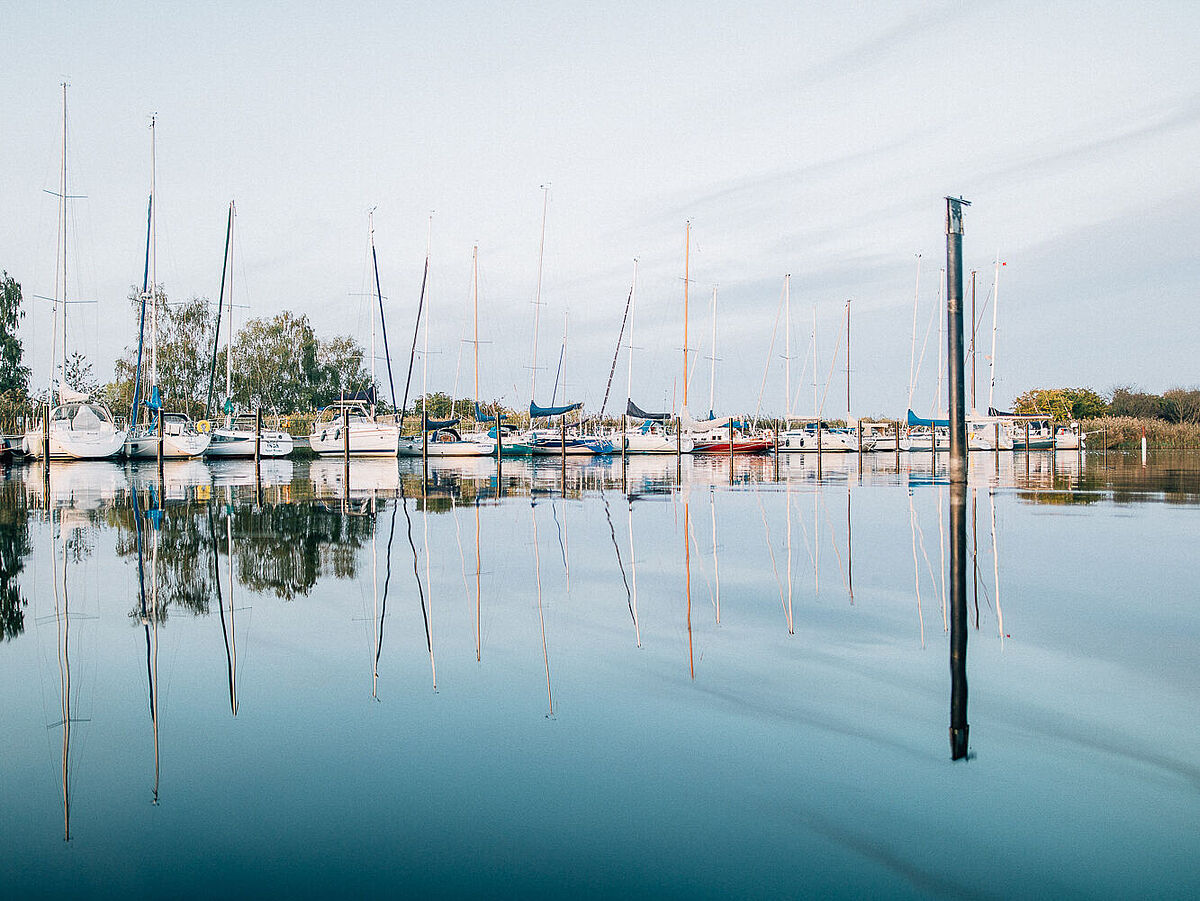 Boote in einem Hafen in Greifswald