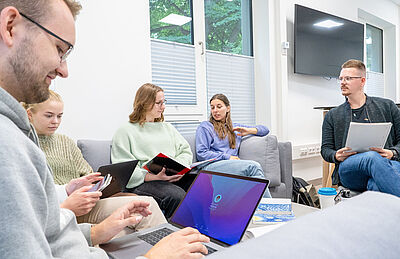 Eine Gruppe Studierender in einer Lerngruppe arbeitet im Rechenzentrum.