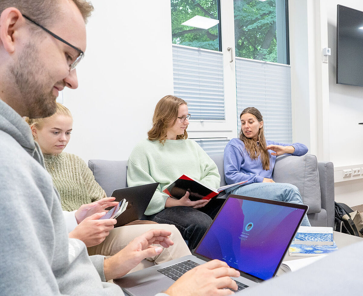 Eine Gruppe Studierender in einer Lerngruppe arbeitet im Rechenzentrum.