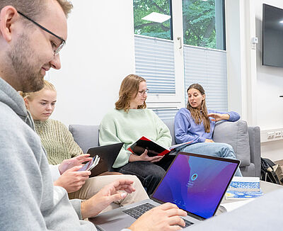 Eine Gruppe Studierender in einer Lerngruppe arbeitet im Rechenzentrum.