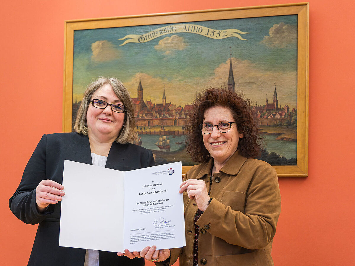 Urkundenübergabe Forschungsstipendium: Prof. Svitlana Kuznichenko (l.) und Rektorin Prof. Dr. Katharina Riedel (r.)